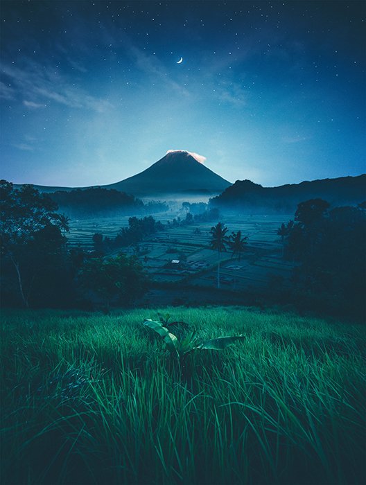 Foto de un paisaje de noche con tonos azules más suaves.