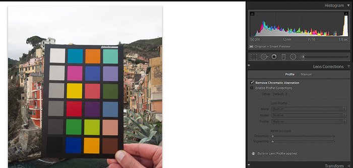 Una captura de pantalla del uso de una foto de un comprobador de color para la corrección de lentes en Lightroom 