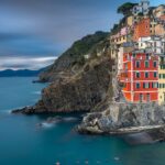 El hermoso paisaje costero de Riomaggiore con un montón de colores.