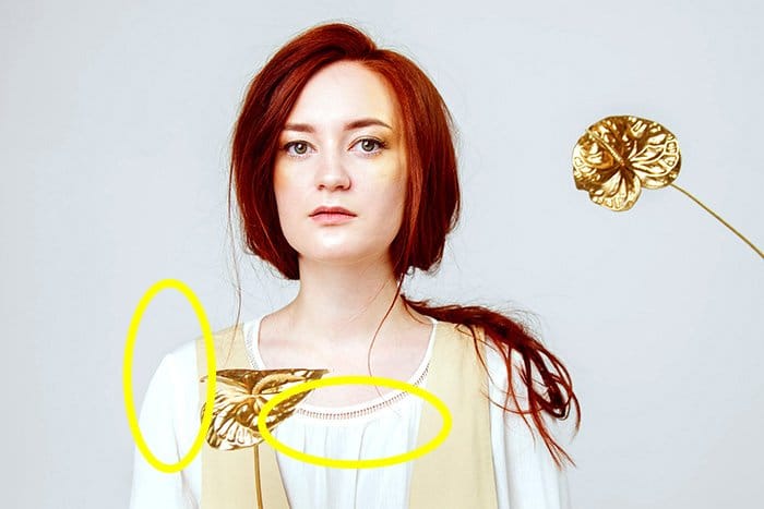 Un retrato de estudio de una modelo femenina con reflejos en un círculo en amarillo