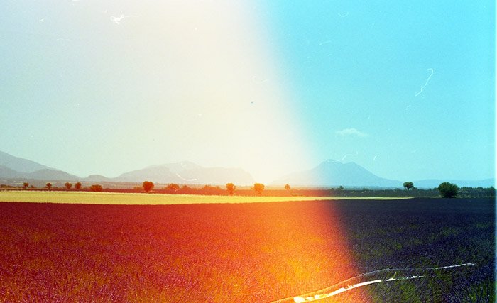 Foto de un paisaje con el lado izquierdo de la foto en tono rojo.