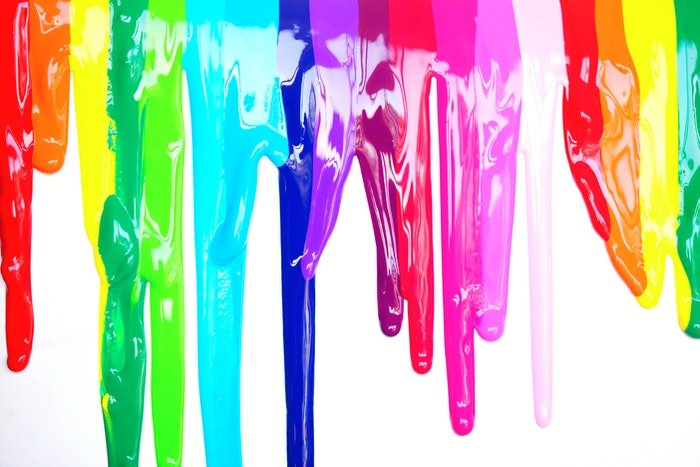 Un arco iris de colores saturados goteando como pintura
