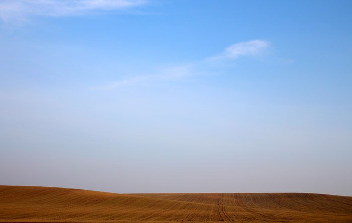 Una imagen sorprendente de la arena del desierto bajo un cielo azul: teoría del color para la fotografía de paisajes