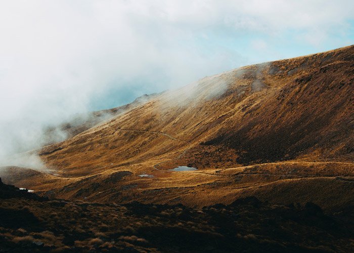 Un impresionante paisaje montañoso amarillento y marrón: teoría del color para la fotografía de paisajes