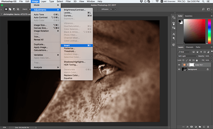 Una captura de pantalla que muestra cómo colorear fotos en blanco y negro en Photoshop - máscara de capa invertida