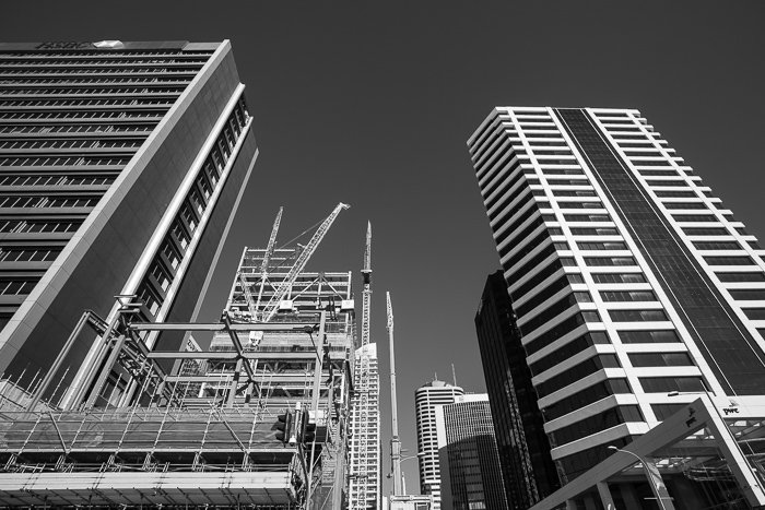 Una fotografía callejera en blanco y negro del centro de Auckland, Nueva Zelanda, en un día soleado.