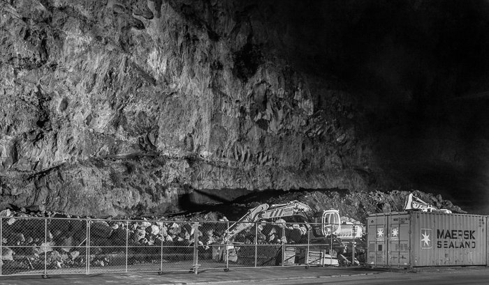 Una fotografía callejera en color de Redcliffs, Christchurch, Nueva Zelanda por la noche en blanco y negro.