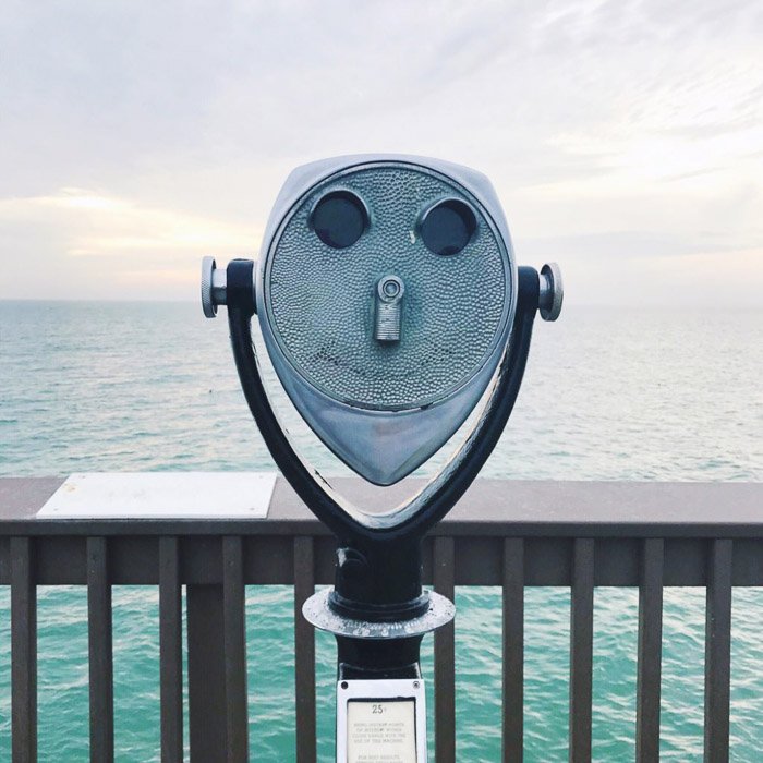 Fotografía de un buscador de vistas de paisaje sobre un fondo marino.