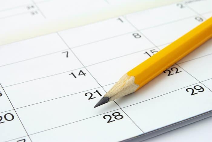 Calendario de desafío de fotografía casera con fechas y lápiz amarillo afilado