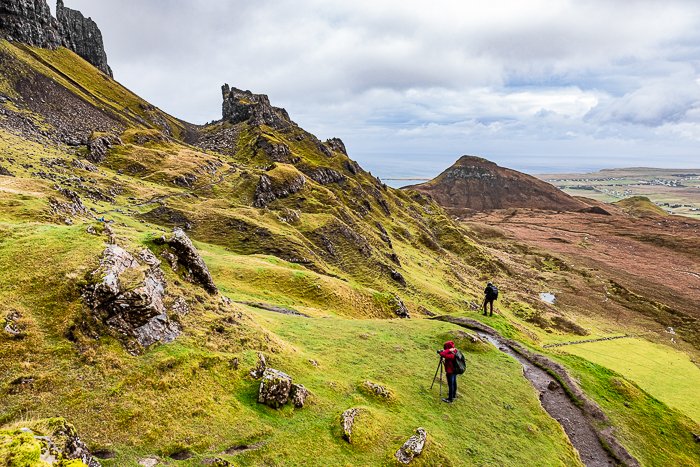 excursionistas caminando por un paisaje montañoso - habilidades de fotografía de aventuras