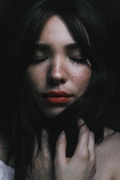 Close Up retrato de una mujer con fondo oscuro