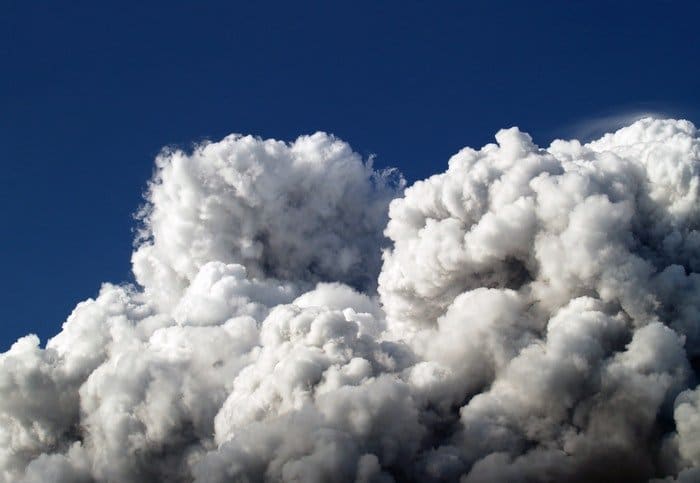 foto de nubes en el cielo azul