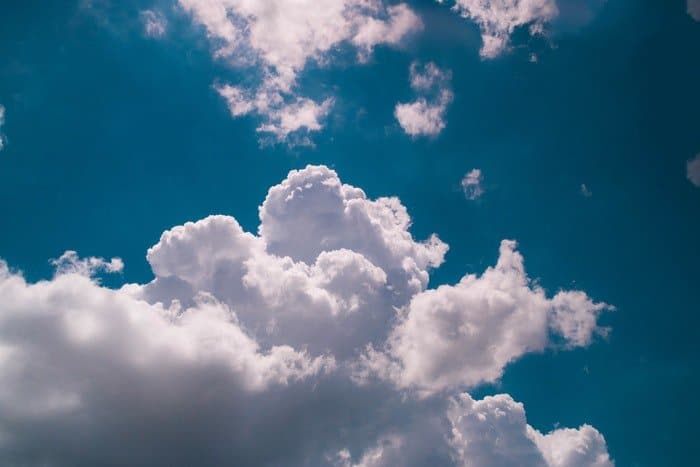 un disparo de nubes contra un cielo azul