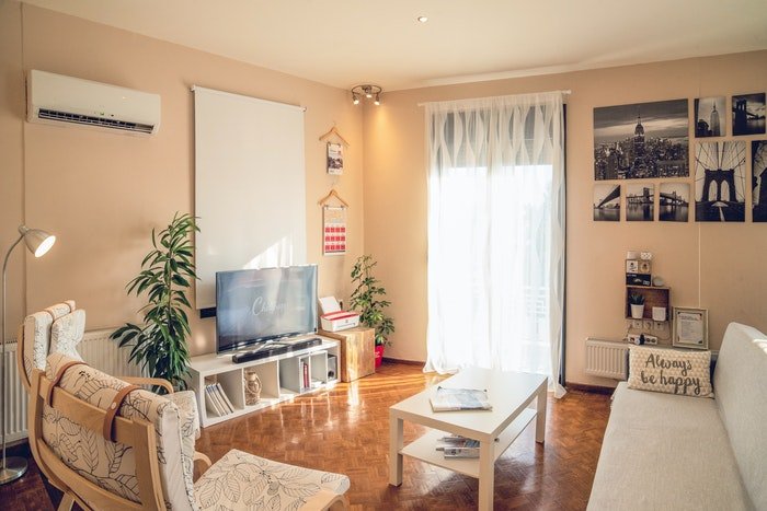 Interior de una sala de estar tomada para airbnb