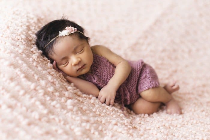 Una linda niña recién nacida en una manta rosa