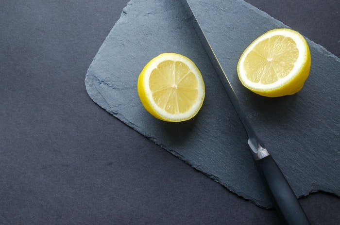 Fondo de fotografía de comida de bricolaje con un cuchillo y una rodaja de limón