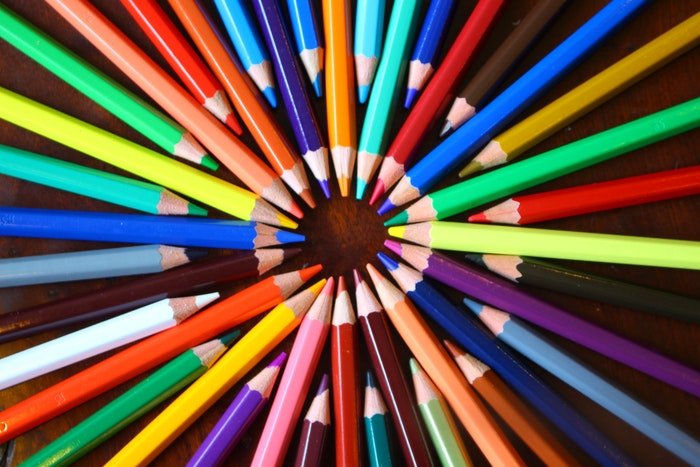 Un círculo de lápices de colores en diferentes tonos brillantes.
