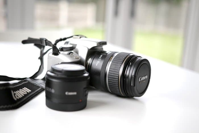 Una cámara Canon DSLR y un objetivo