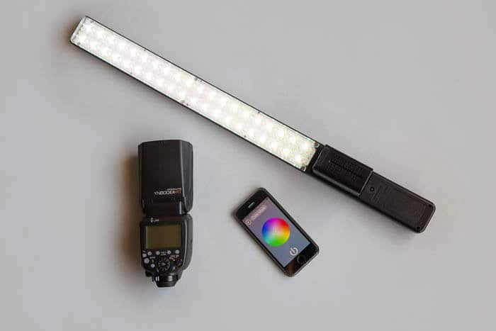 Una luz LED y un flash Speedlite para iluminación fotográfica