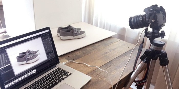 Una imagen que muestra que conectar su cámara le permite ver la fotografía de su producto en su computadora o computadora portátil