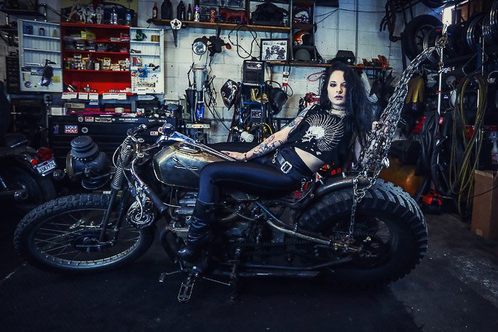 Modelo femenino posando en una moto