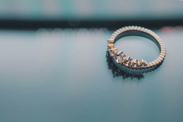 Un anillo de diamantes sobre un fondo liso.