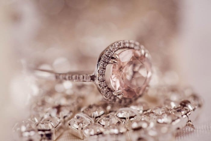 Foto de producto de un hermoso anillo de diamantes