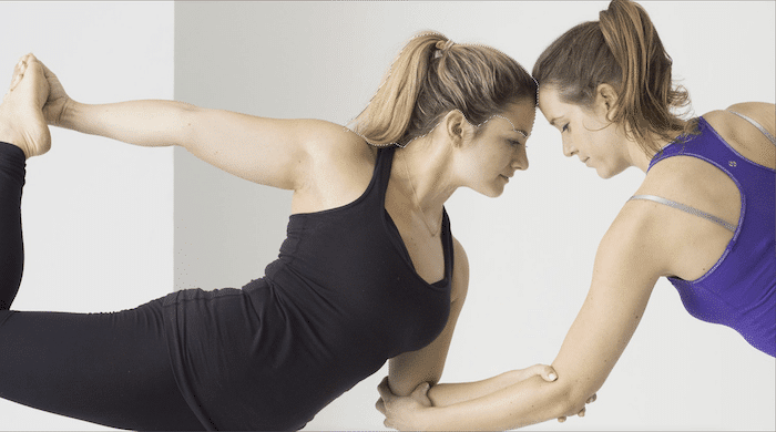 Detalle de primer plano de la acción de la herramienta Selección rápida en la imagen de dos mujeres en una pose de yoga para fotografía compuesta