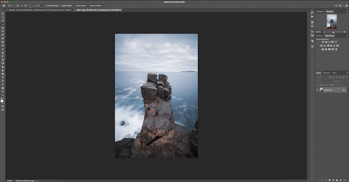 Captura de pantalla de la imagen de un acantilado en Photoshop para fotografía compuesta