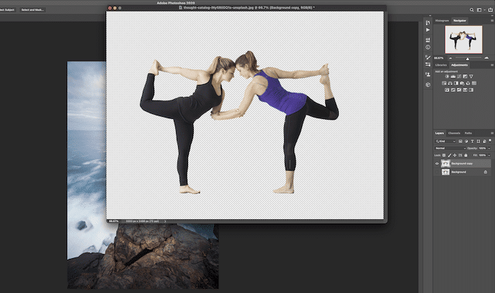Captura de pantalla de una imagen de mujeres en pose de yoga que se transfiere a una imagen de fondo en Photoshop para fotografía compuesta
