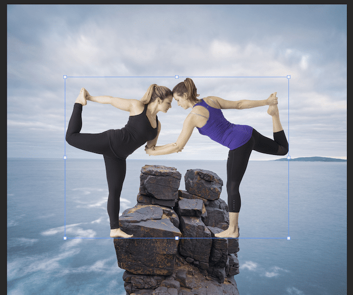 Cuadro de cambio de tamaño alrededor de mujeres recortadas en pose de yoga en Photoshop para fotografía compuesta