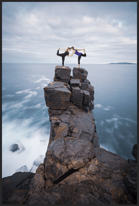 Recorte la imagen de mujeres en posición de yoga en la cima de un acantilado en Photoshop para fotografía compuesta