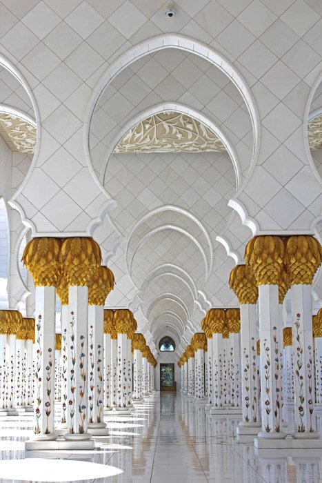 Interior de una sala elaborada e impresionante de varias columnas que demuestra un equilibrio de peso simétrico en la fotografía.