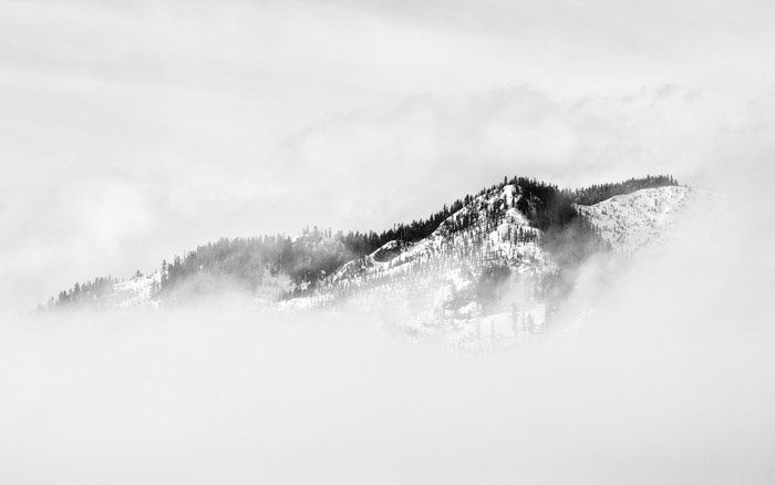 Paisaje montañoso nevado y brumoso atmosférico: equilibrio de tono y peso en la fotografía