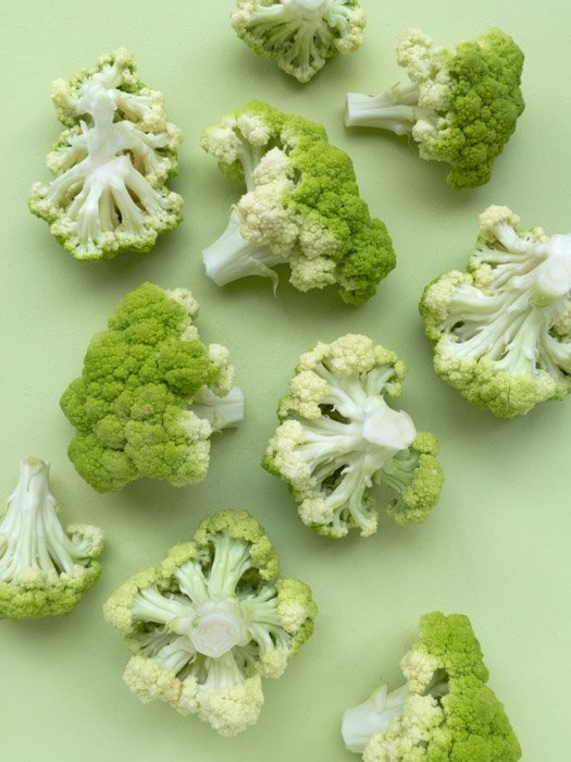 Interesante fotografía cenital de brócoli verde pálido sobre fondo verde pálido