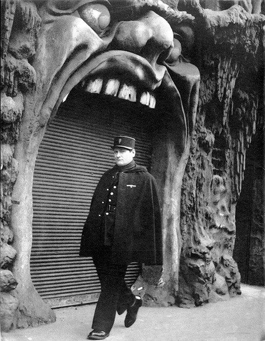 Fotografía en blanco y negro de un hombre caminando por el bar L'Enfer en París 
