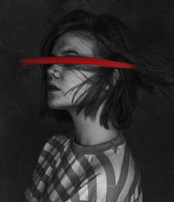 Un retrato monótono surrealista de una modelo femenina con una raya roja pintada sobre sus ojos - ideas de fotografía conceptual