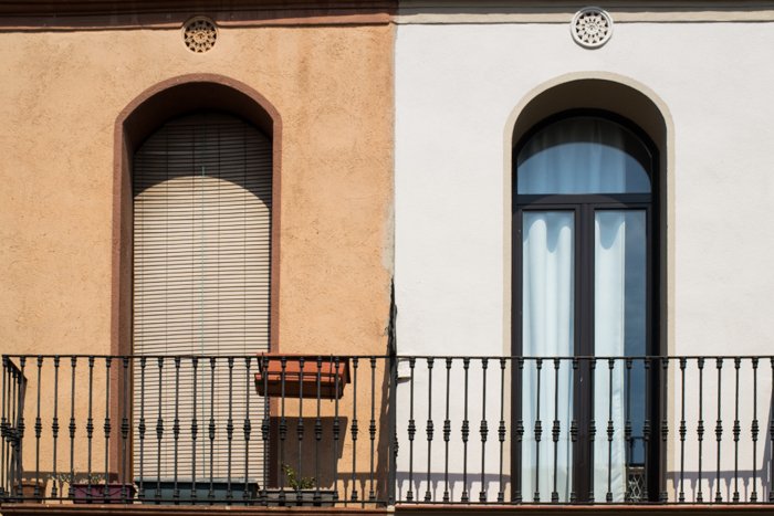 Dos alféizares de ventana de diferentes colores en un balcón 