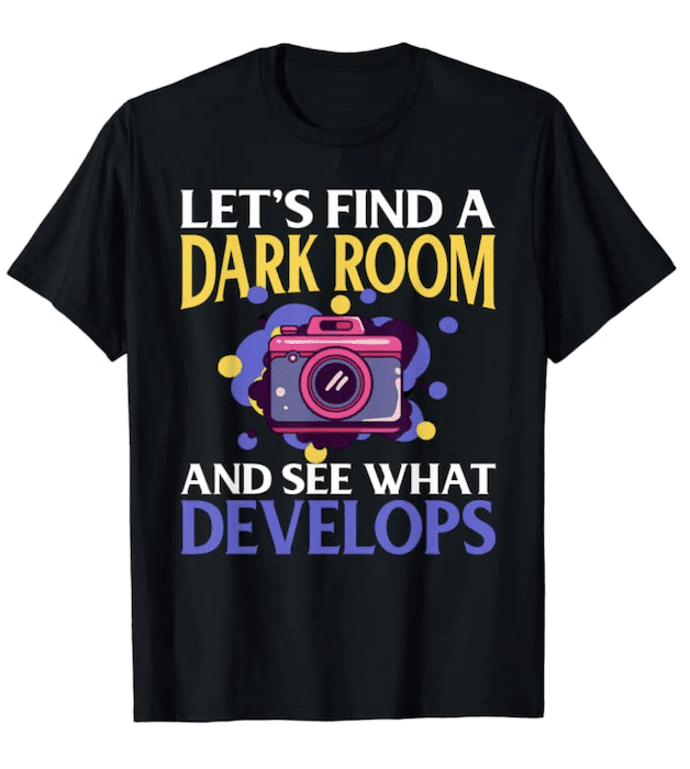 Diseño de camisetas de fotografía con una referencia divertida a la habitación oscura y el revelado.