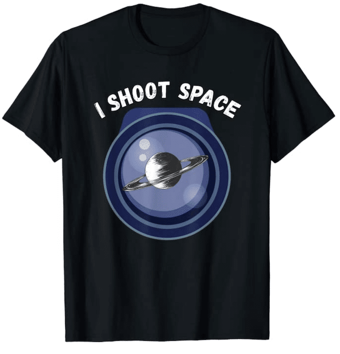 Diseño de camisetas de fotografía con el planeta júpiter haciendo referencia a la toma de fotografías del espacio.
