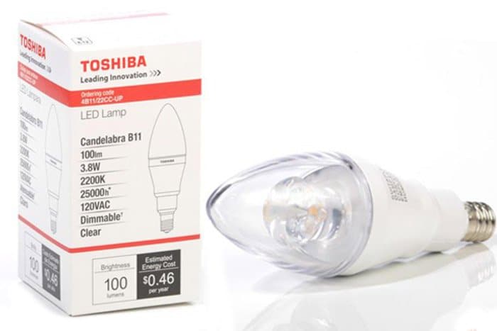 una lámpara LED de Toshiba junto a su embalaje
