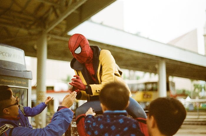 Fotografía de cosplay de ensueño de una persona vestida de spiderman