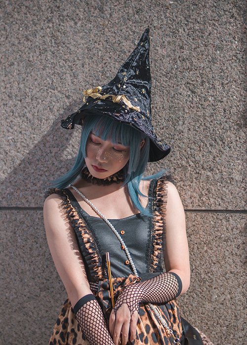 Fotografía de cosplay de una modelo femenina vestida como un hada bruja