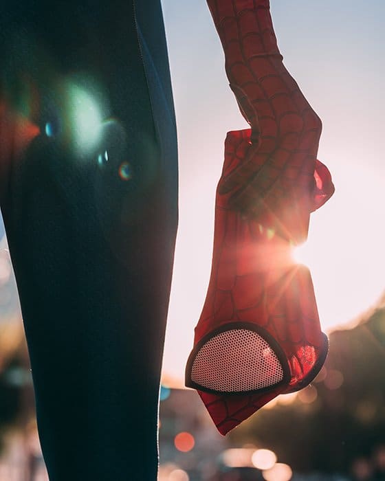 Fotografía osplay atmosférica de una persona vestida como spiderman