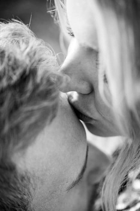 Retrato de tocador de parejas de la mujer besando la frente del hombre de cerca
