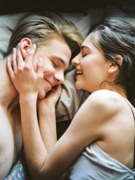 Cerrar retrato de tocador de parejas abrazándose en una cama