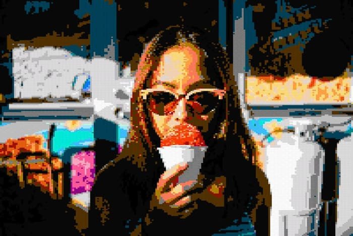 Retrato de una mujer comiendo un cono de helado con efecto de arte de falla genial