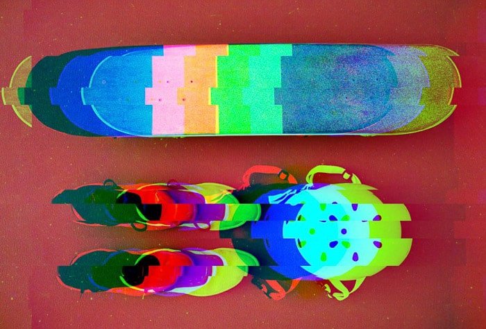 Fotografía de arte colorido glitch de dos objetos distorsionados