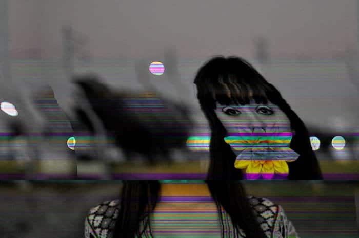 Retrato en blanco y negro de una niña con distorsión de arte glitch colorida - creando efecto de falla en Photoshop