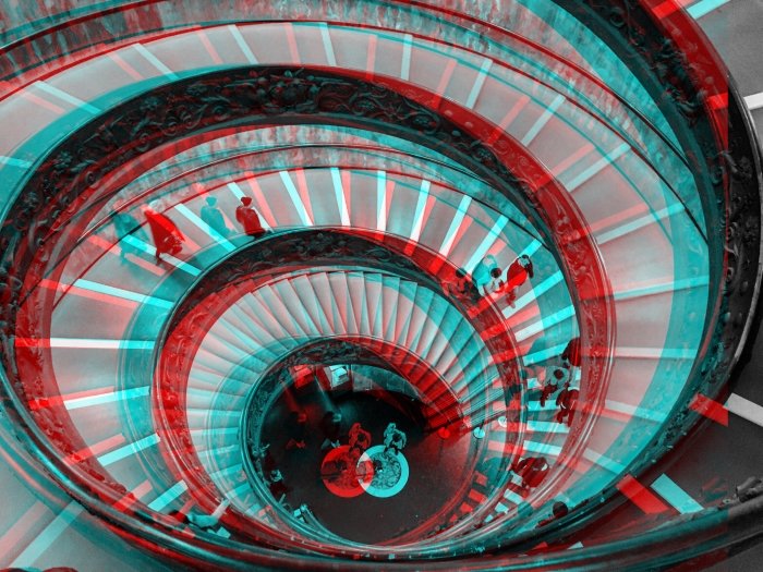 Una escalera de caracol editada con un efecto de arte glitch 